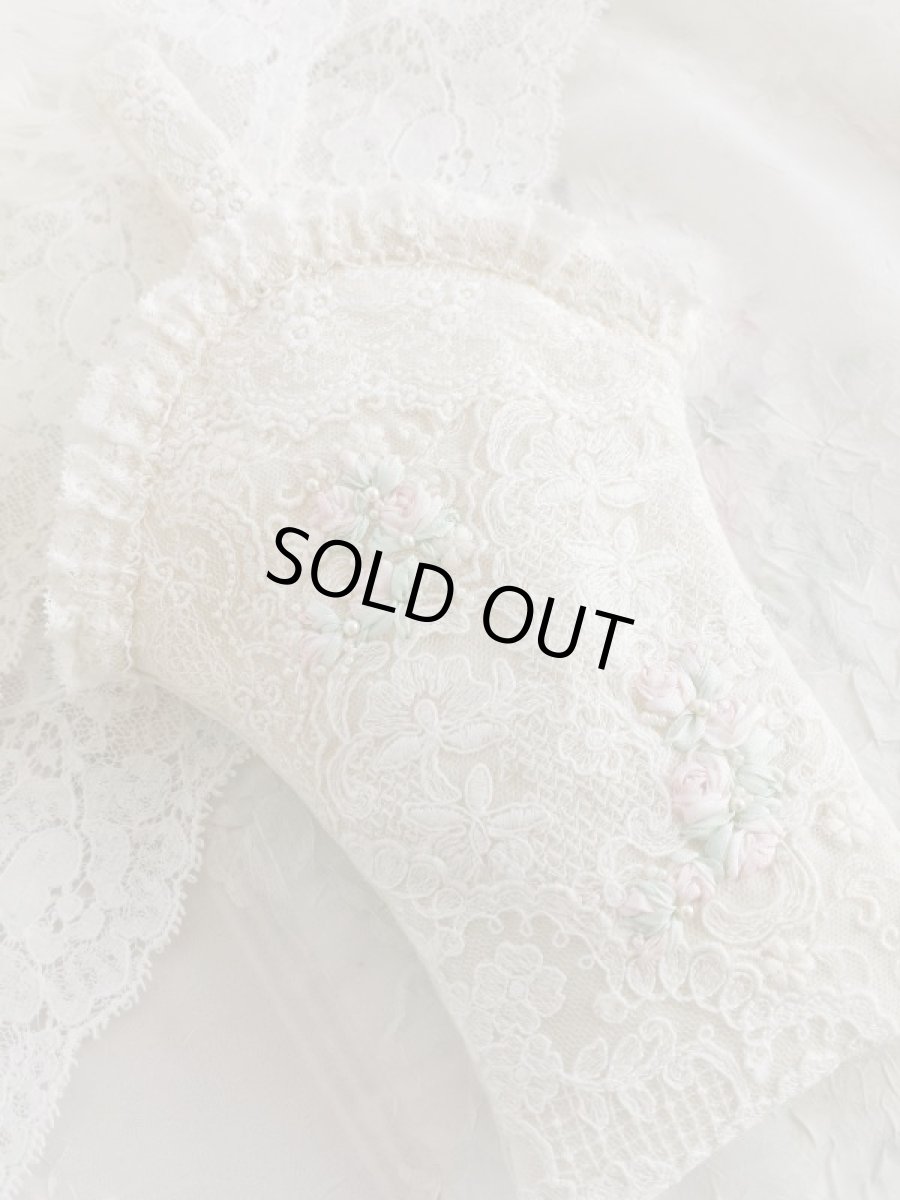 画像1: レースたっぷりリボン刺繍のバスケット型ポーチ完成品 (akiko) (1)