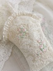 画像1: レースたっぷりリボン刺繍のバスケット型ポーチ完成品 (akiko) (1)