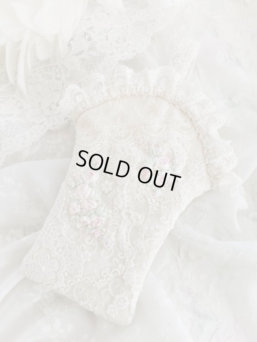 画像1: レースたっぷりリボン刺繍のバスケット型ポーチ完成品 (akiko) (1)