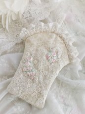 画像1: レースたっぷりリボン刺繍のバスケット型ポーチ完成品 (akiko) (1)