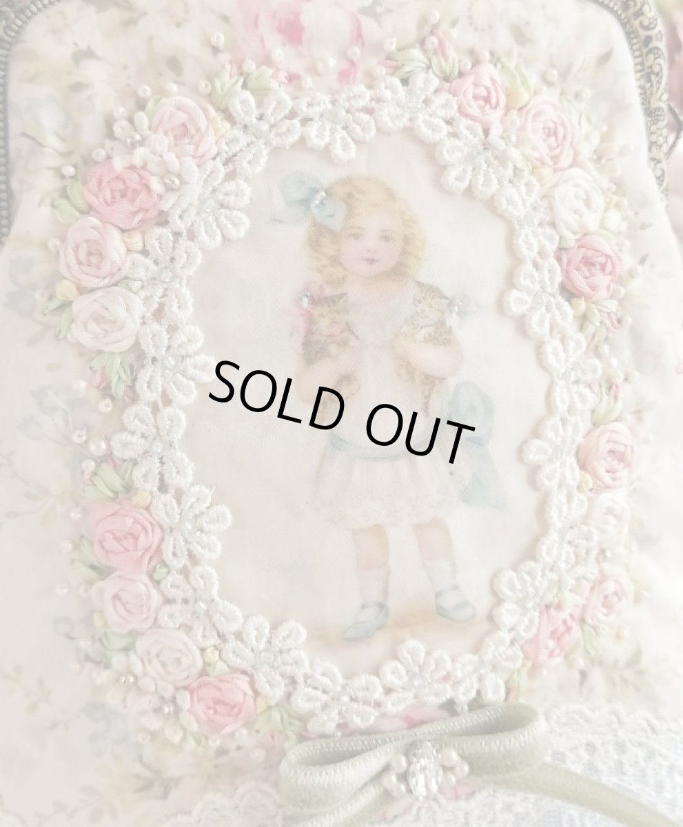 画像2: 猫を抱いた女の子のポーチ完成品　 (akiko) (2)