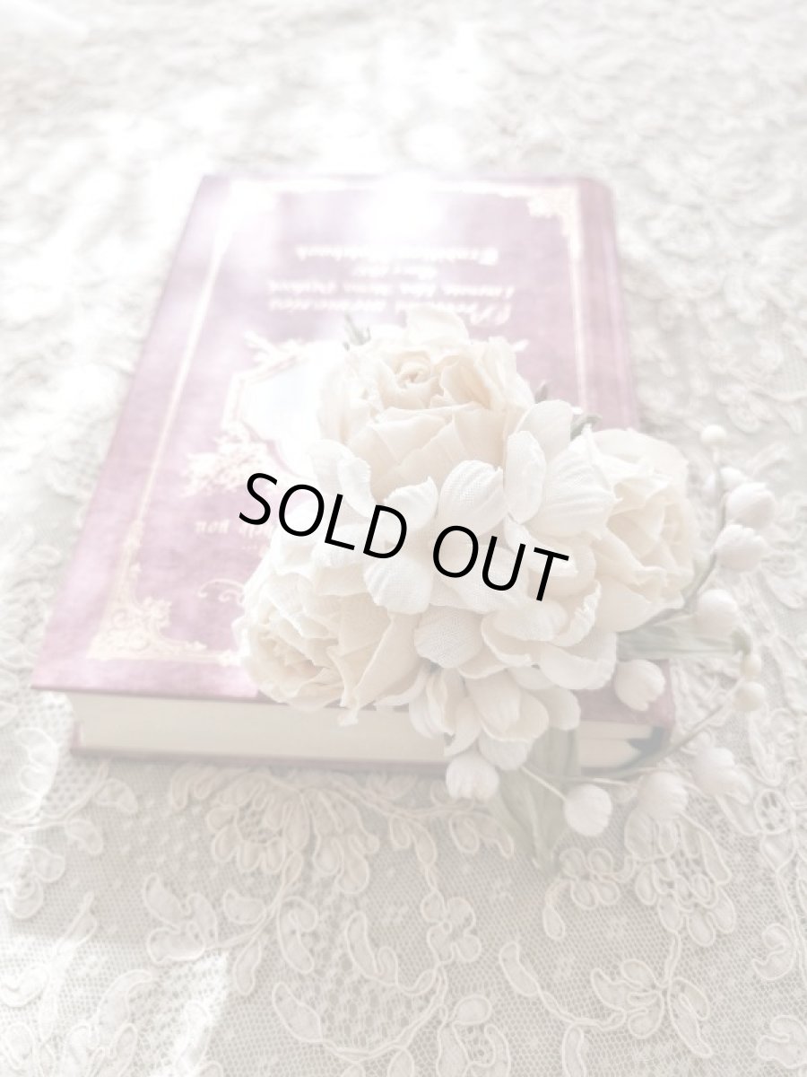 画像1: 布花　〜3つの薔薇とスズランのコサージュ〜 (1)