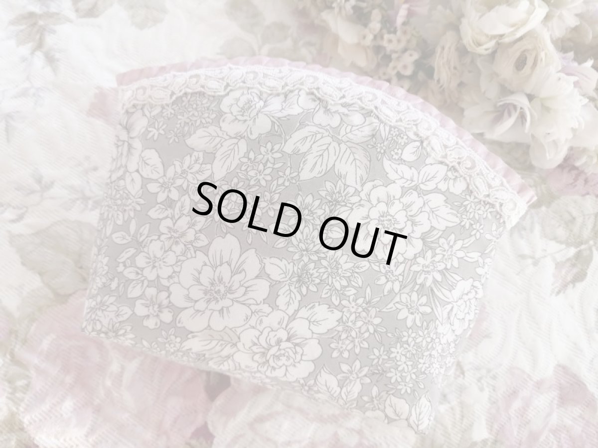 画像2: 【キットの完成品】薔薇を持つ可愛い少女のポーチ (2)