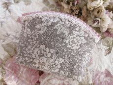 画像2: 【キットの完成品】薔薇を持つ可愛い少女のポーチ (2)