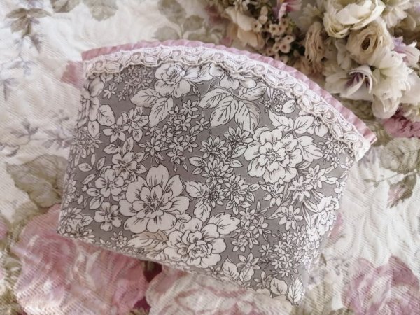 画像2: 【キットの完成品】薔薇を持つ可愛い少女のポーチ (2)