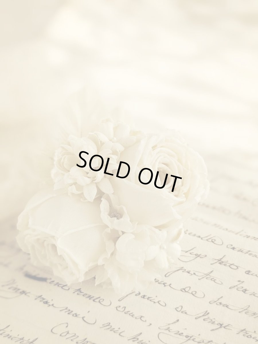 画像2: 布花　〜白薔薇のコサージュ〜 (2)