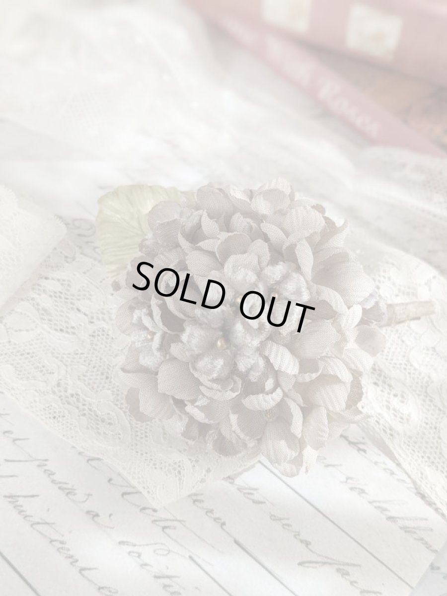 画像1: 布花　〜シックグレーな紫陽花のコサージュ〜 (1)