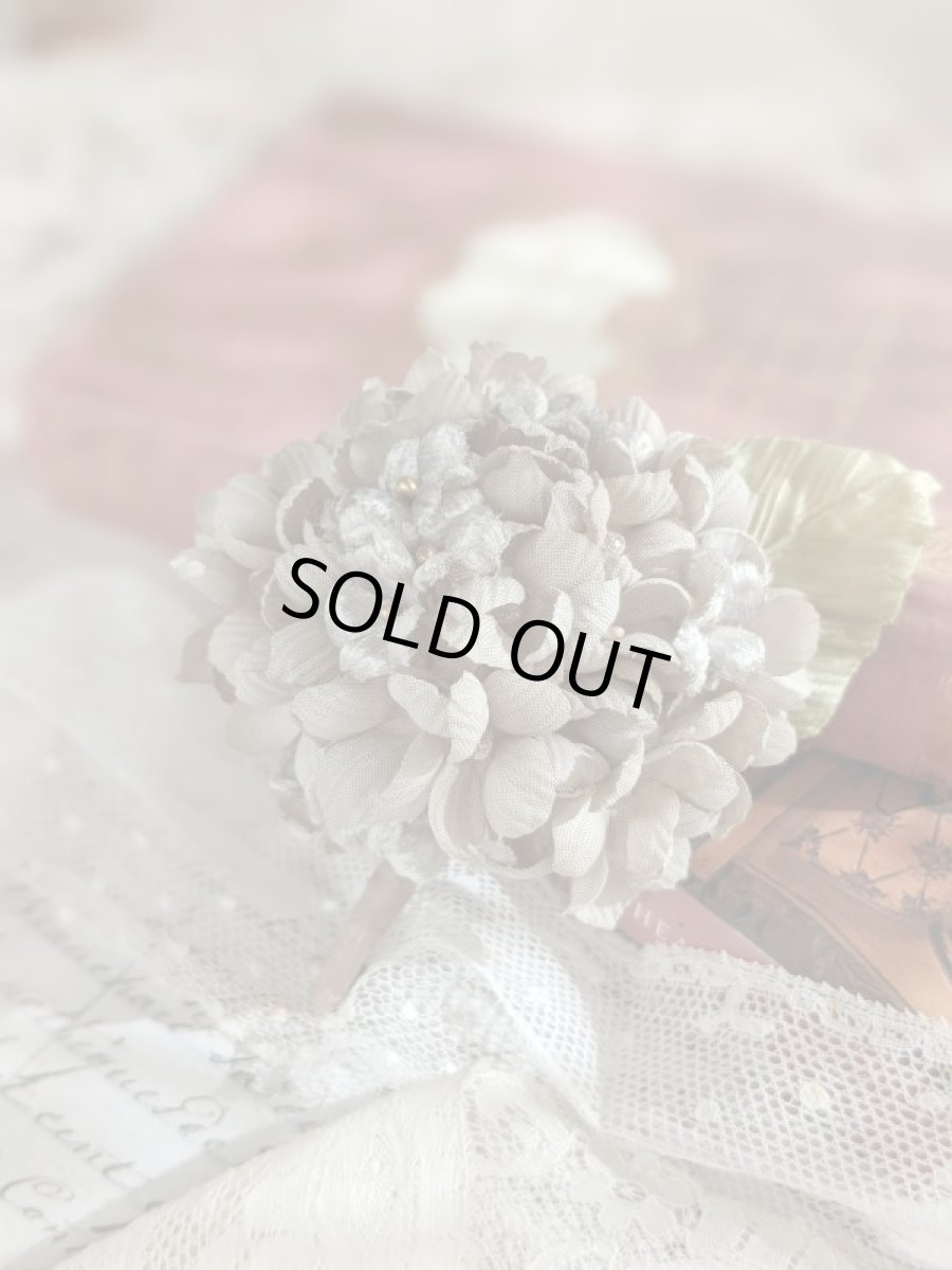 画像2: 布花　〜シックグレーな紫陽花のコサージュ〜 (2)