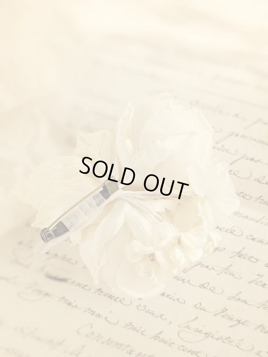 画像5: 布花　〜白薔薇のコサージュ〜 (5)