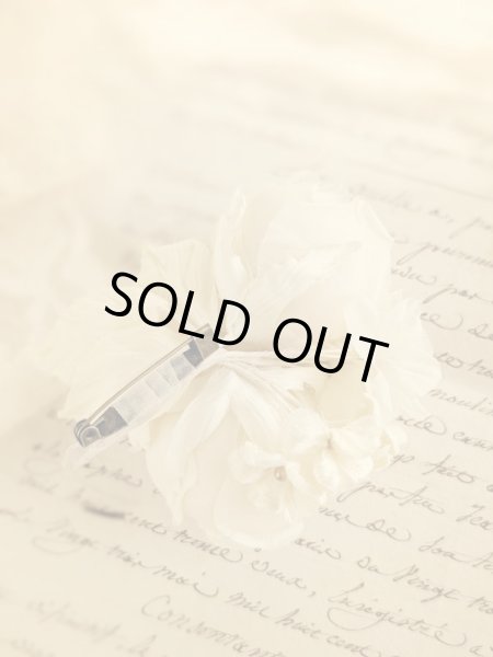 画像5: 布花　〜白薔薇のコサージュ〜 (5)