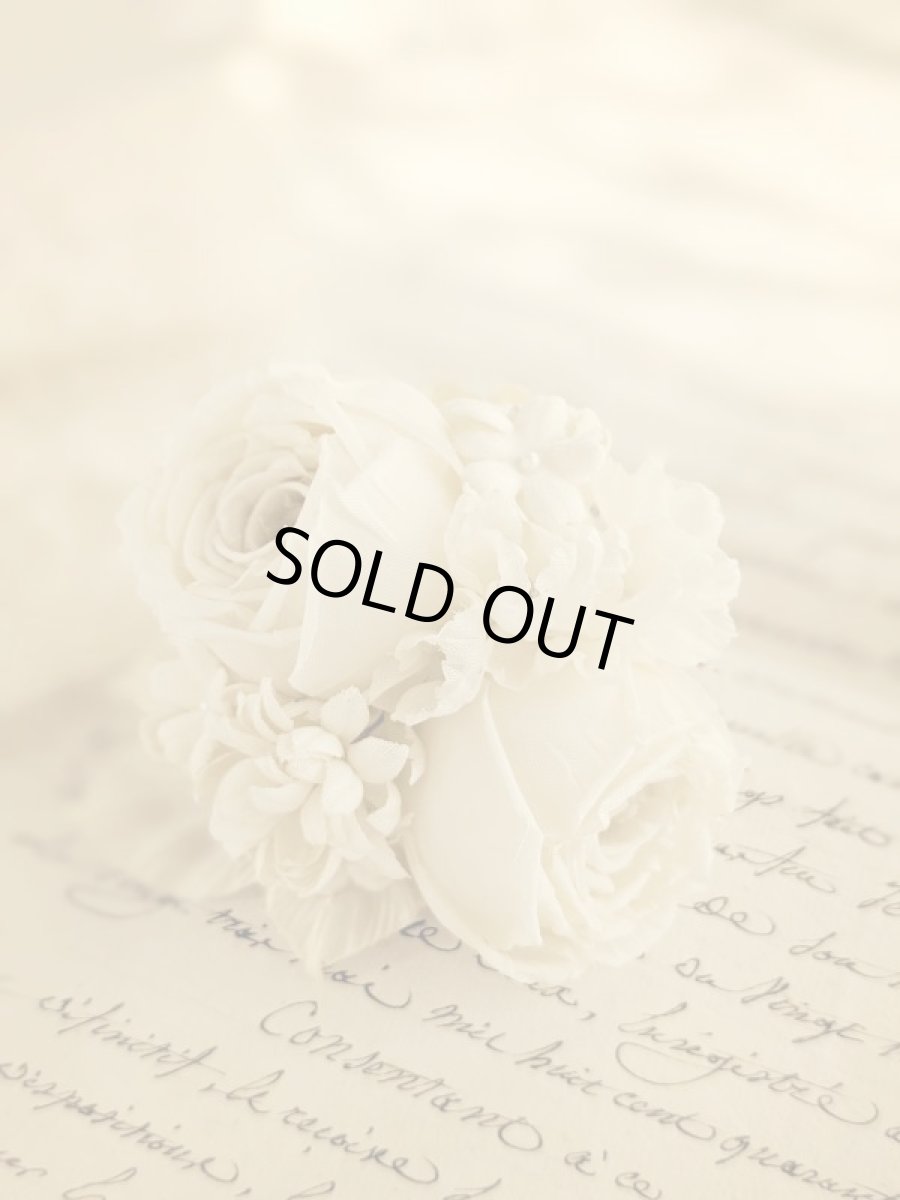 画像4: 布花　〜白薔薇のコサージュ〜 (4)