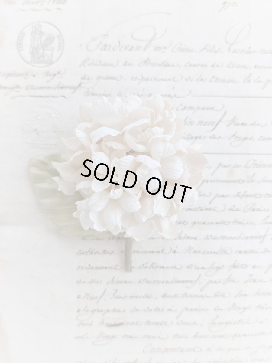 画像2: 布花　〜優しいクリーム色の紫陽花のコサージュ〜 (2)