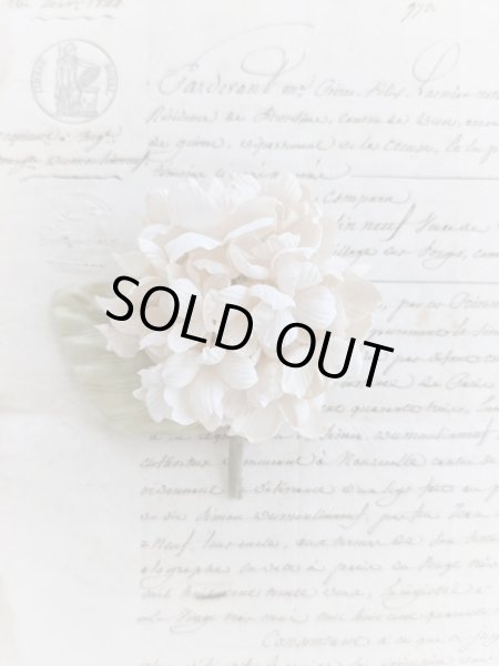 画像2: 布花　〜優しいクリーム色の紫陽花のコサージュ〜 (2)