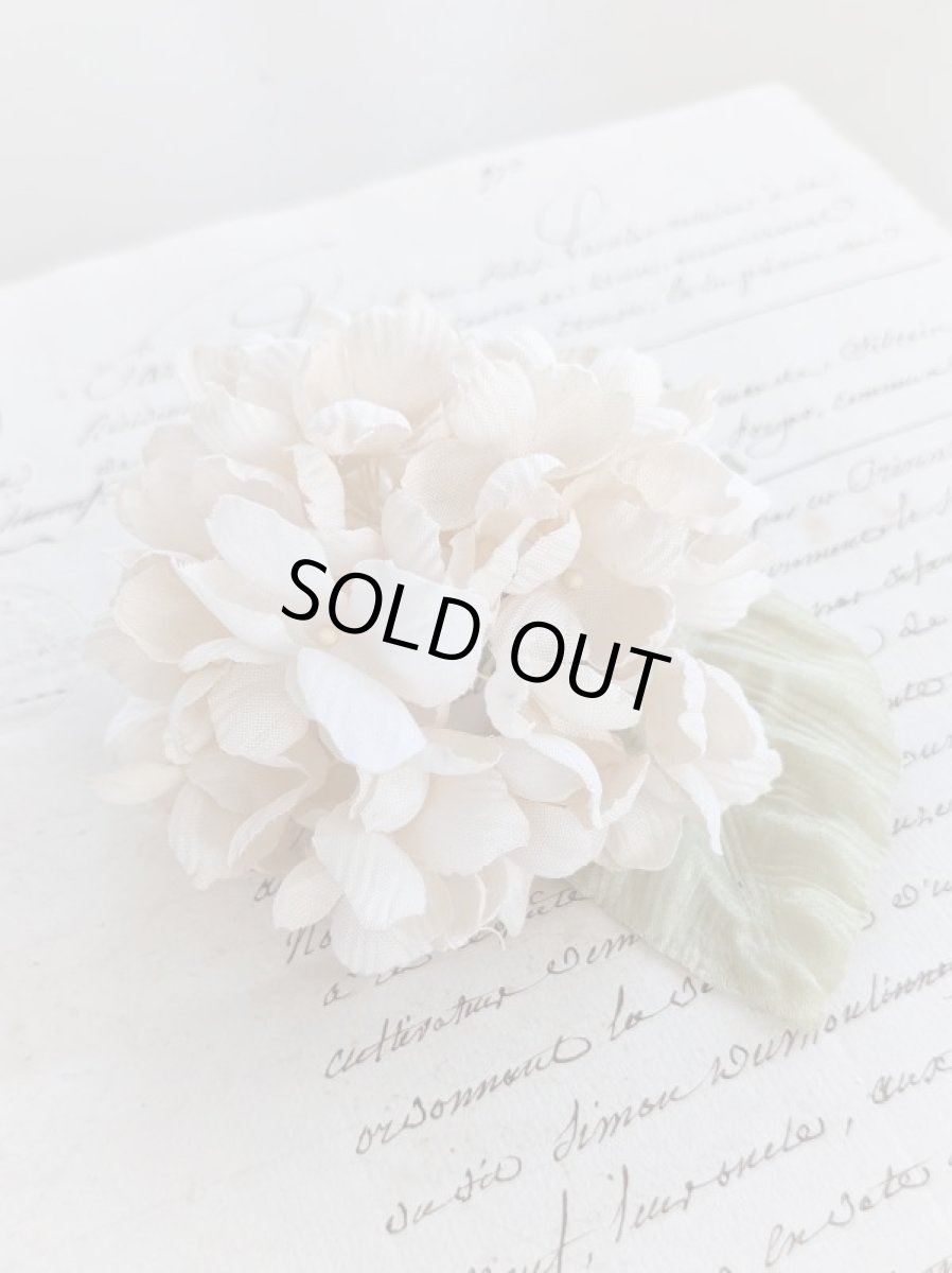 画像1: 布花　〜優しいクリーム色の紫陽花のコサージュ〜 (1)