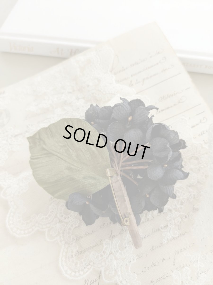 画像3: 布花　〜シックな大人色黒の紫陽花のコサージュ〜 (3)