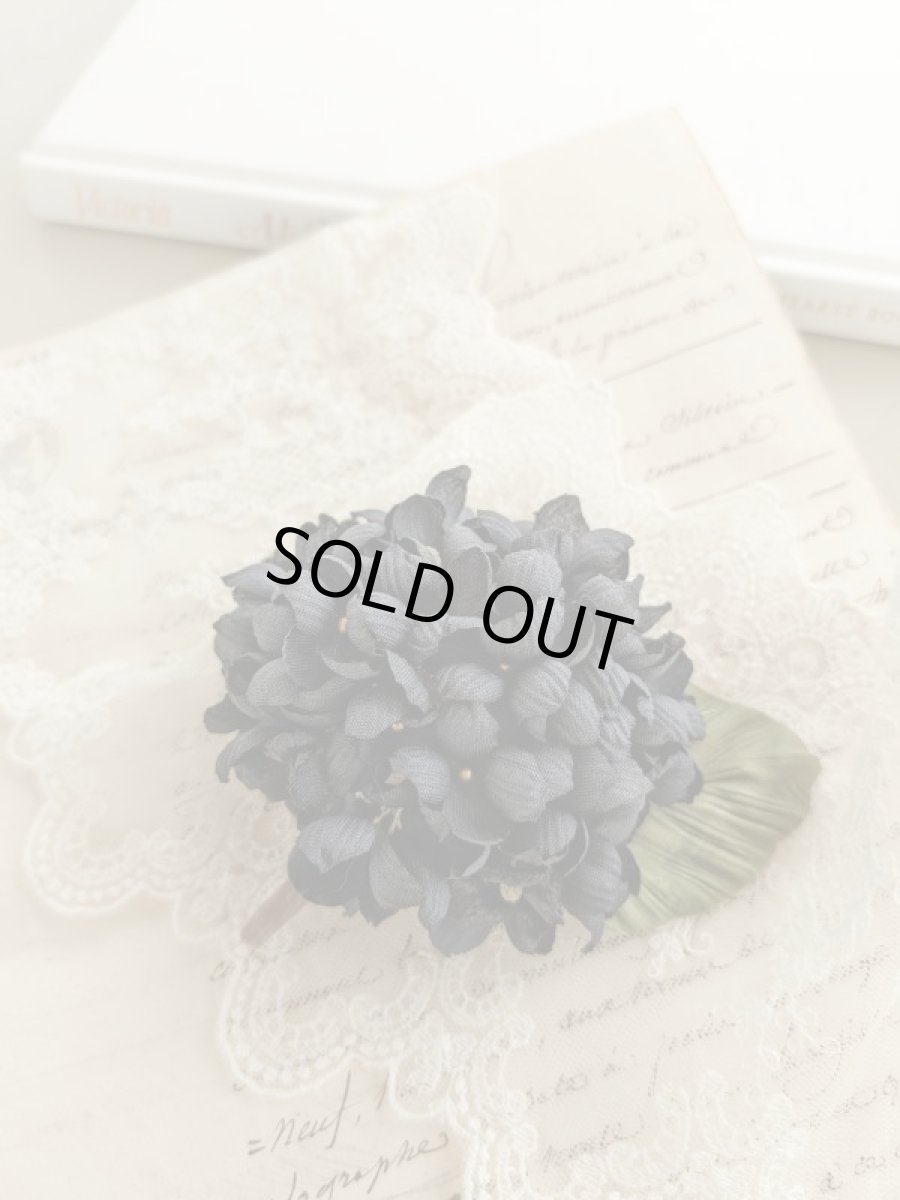 画像2: 布花　〜シックな大人色黒の紫陽花のコサージュ〜 (2)