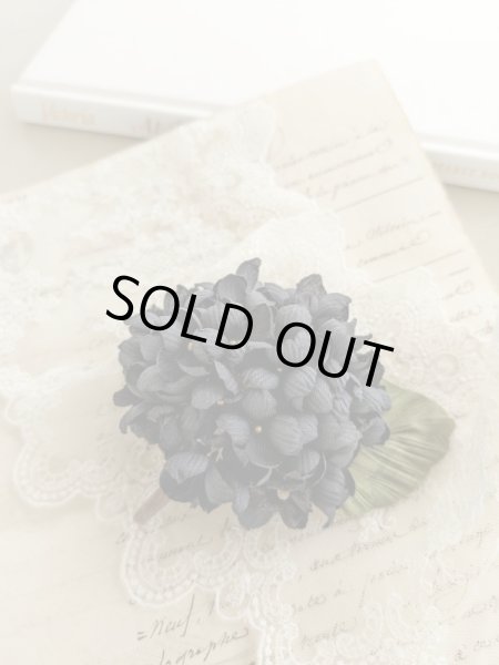 画像2: 布花　〜シックな大人色黒の紫陽花のコサージュ〜 (2)