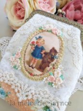 画像1: 【キットの完成品】ベアと女の子の口金ポーチ (1)