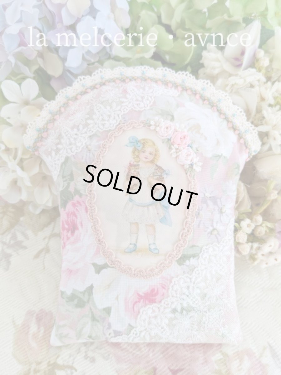 画像1: 【キットの完成品】ネコと女の子のポーチ (1)