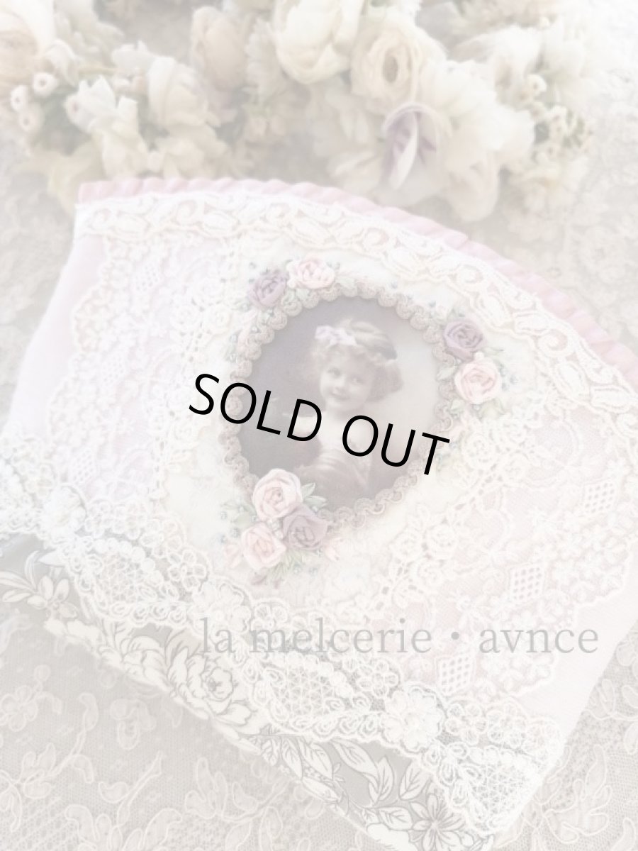 画像1: 【キットの完成品】薔薇を持つ可愛い少女のポーチ (1)