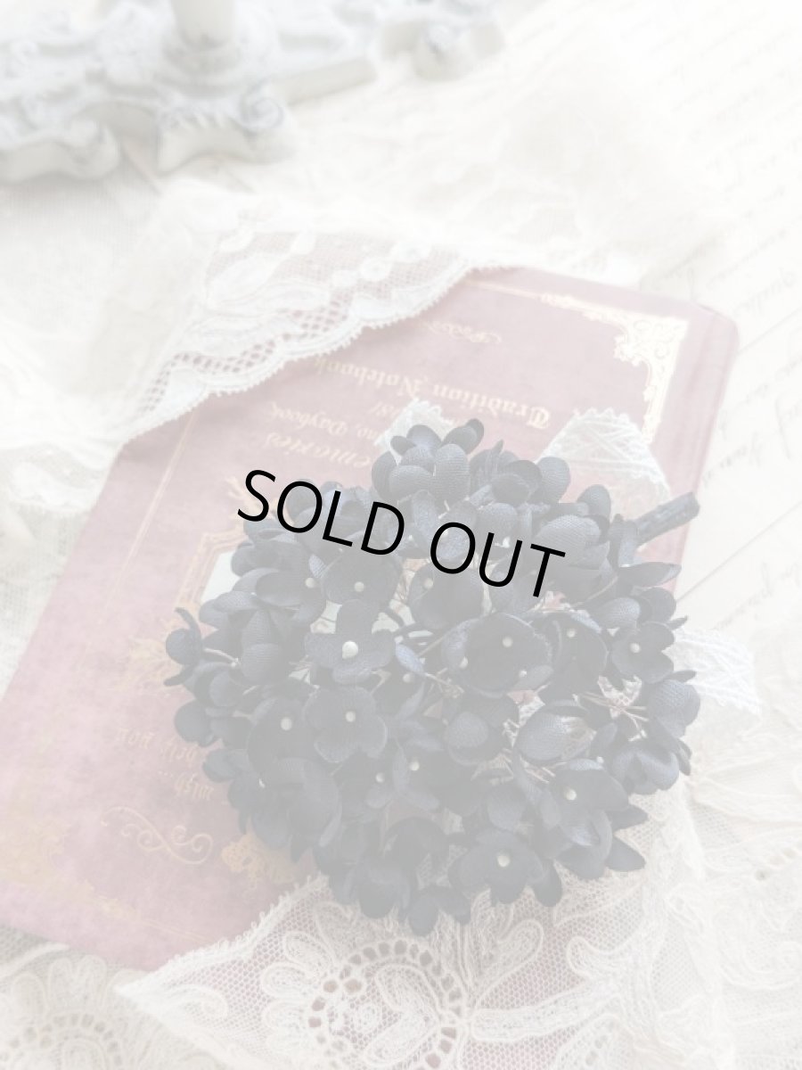 画像1: 布花　〜大人ブラックの紫陽花のコサージュ〜 (1)