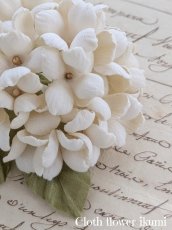 画像2: 優しいクリーム色の紫陽花のコサージュ (2)